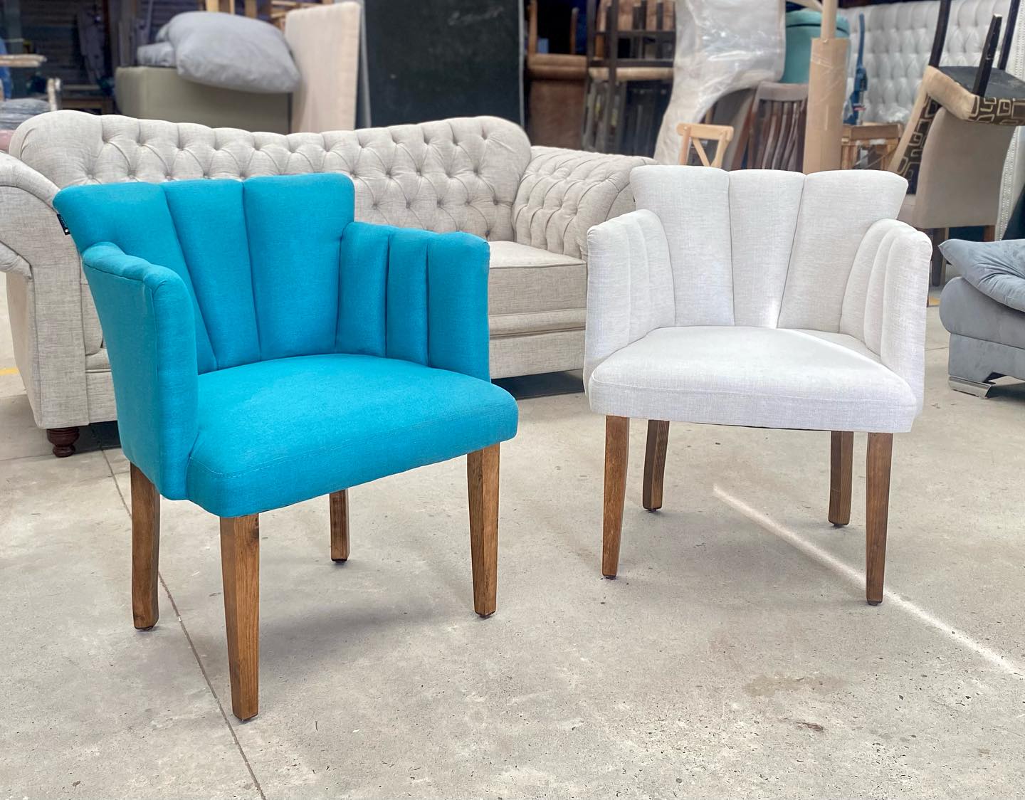 Añade color y alegría a su sala con un sillón colorido personalizado, ideal para parejas vibrantes. #aniversario #silladesala #colorida #DEKO