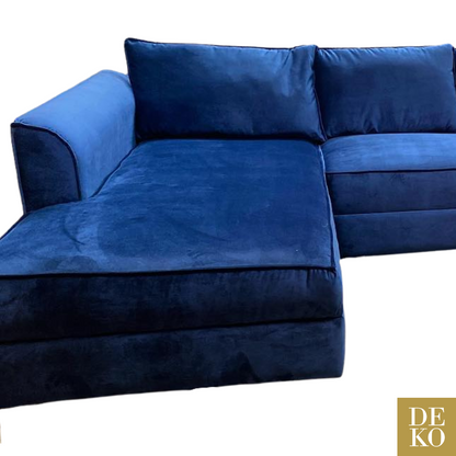 Sofá azul con un diseño elegante y moderno, una pieza clave para tu hogar.