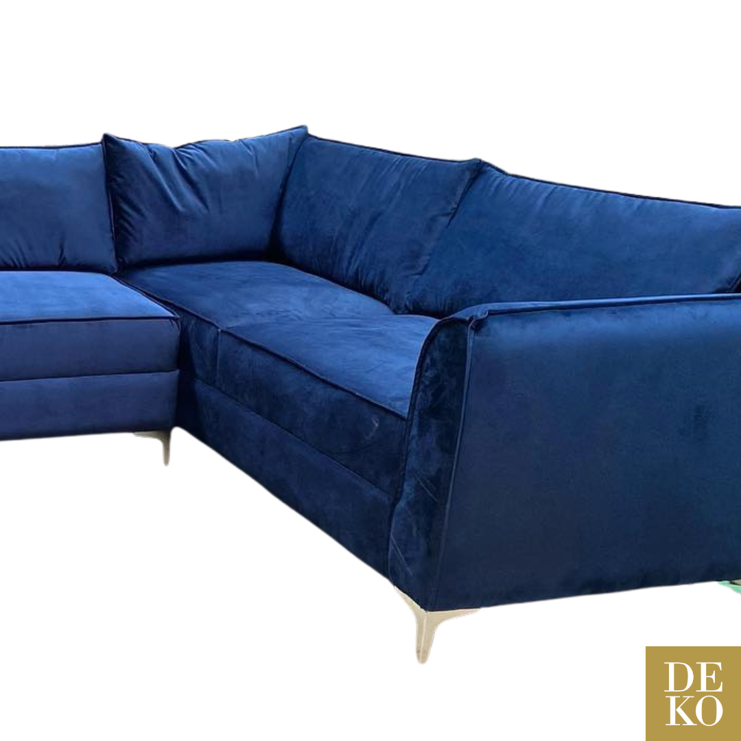 Sofá cómodo tapizado en terciopelo azul, ideal para relajarse y disfrutar de momentos de tranquilidad.